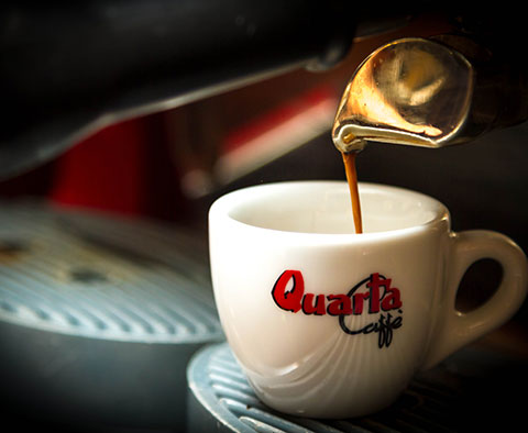 Kaffeegenuss auf allerhöchstem Niveau mit Quarta Caffè: 100 % Arabica-Mischung, exakte Dosierung, frisch gemahlen und genau 25 Sekunden für die perfekte Ausgabe in der Tasse.